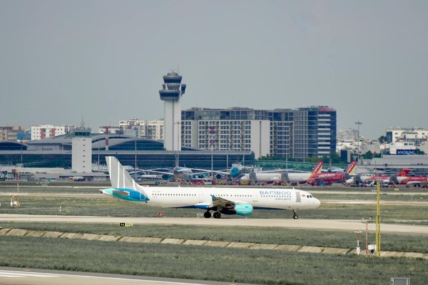 Quels sont les meilleurs itinéraires pour une randonnée à vélo à travers les vignobles de Bordeaux, France?